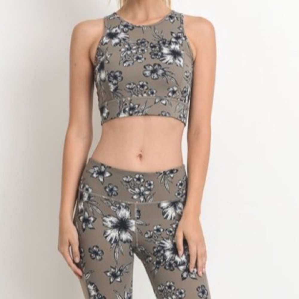 SOLD OUT!!๐๐Ariel Floral Athletic Crop Top Tank - Picture 1 of 3